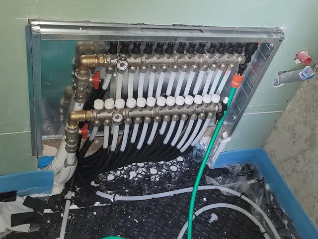 Συλλέκτης ενδοδαπέδιας θέρμανσης σε ερμάριο τοίχου
